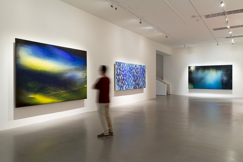 「江賢二:回顧展」即日起在台北市立美術館展出,展出江賢二超過200件作品,梳理他的創作歷程,呈現他遷徙移居的生命經驗。圖為展場。(北美館提供)
