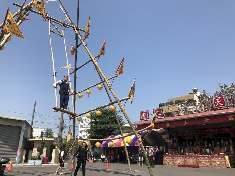 嘉義市下路頭武當山玄天上帝廟鞦韆節活動因武漢肺炎延期,改為歷屆冠亞軍選手表演酬神,其中7連霸的陳聖宗28日結婚,因此穿著新郎禮服來盪鞦韆。