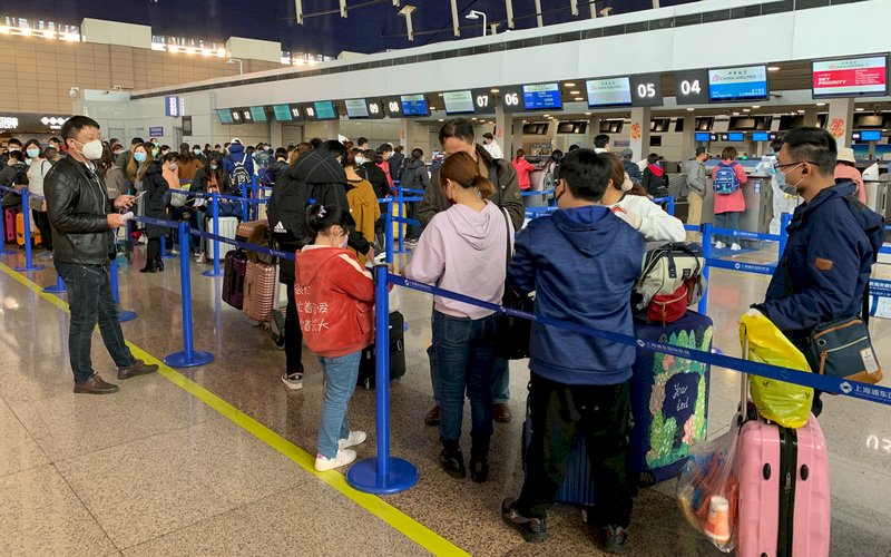 首趟「湖北類包機」29日晚間自上海起飛,滯留湖北台人徹夜趕來,共153人辦理登機。