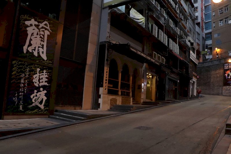 香港著名酒吧區蘭桂坊29日晚一片死寂,酒吧大都關閉;此前這裡曾發生群體感染武漢肺炎,而政府近日也實施嚴厲防疫措施,跟制餐飲店座位數量。