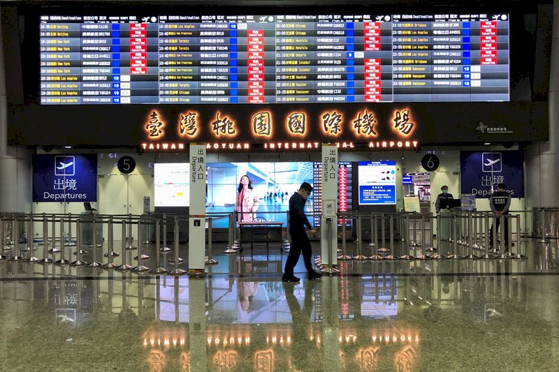 武漢肺炎疫情持續延燒,許多航班受影響取消,桃園國際機場出境大廳人潮稀疏。