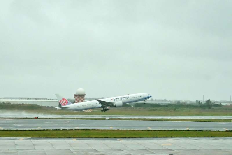 第2班湖北類包機風雨中出發 預計晚間返國