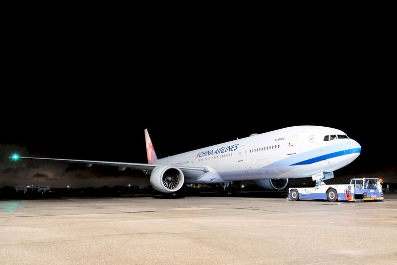 第二架湖北類包機晚間抵台 214名旅客防疫檢查