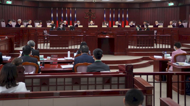 中華民國刑法通姦罪是否除罪化,台灣苗栗地方法院法官日前向大法官聲請釋憲。大法官31日上午在憲法法庭言詞辯論,邀聲請人、相關機關等出庭表示意見,開放民眾旁聽。