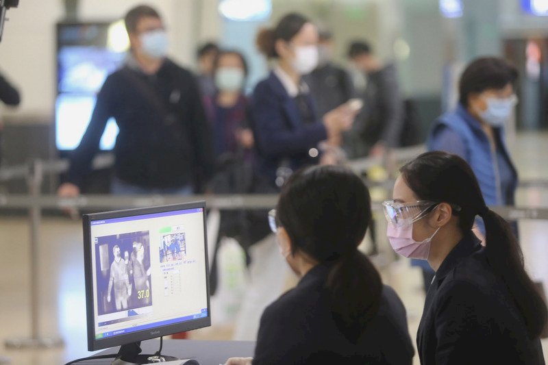 台灣高鐵配合政府防疫措施,自4月1日起,旅客進站全面量測體溫,超過攝氏37.5度不得搭乘,並籲請旅客乘車自備口罩並全程配戴。