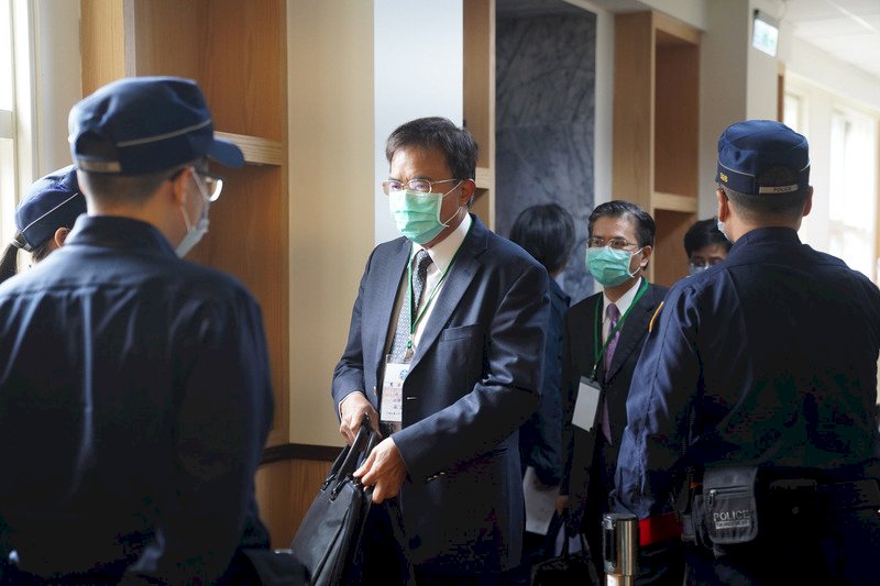 中華民國刑法通姦罪是否除罪化,台灣苗栗地方法院法官日前向大法官聲請釋憲。大法官31日在憲法法庭言詞辯論,法務部次長蔡碧仲(中左)與法務部檢察司司長林錦村(中右)出席。