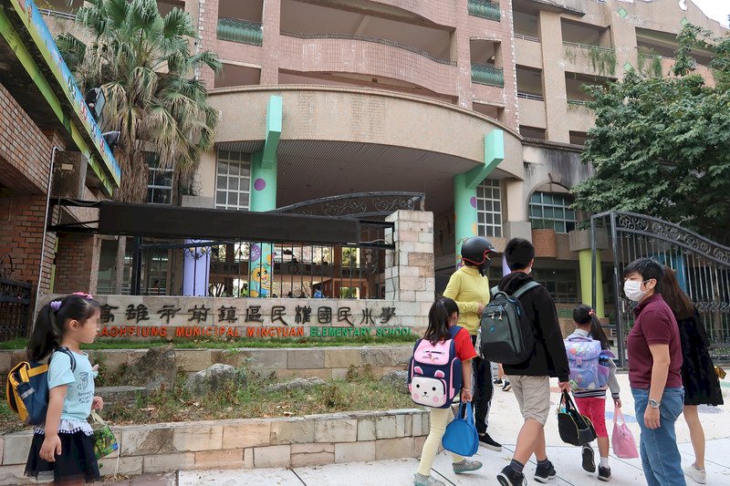 2019冠狀病毒疾病(COVID-19,武漢肺炎)疫情升溫,高雄市31日起至5月3日暫停高中職以下校園對外開放,改讓師長及志工在校門口導引小朋友上下學。