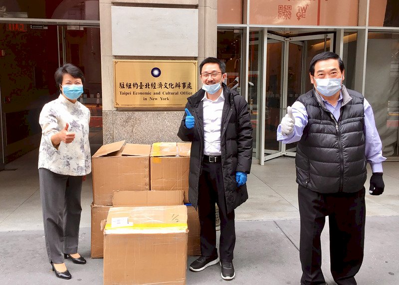 大紐約地區武漢肺炎疫情嚴峻,僑界善心人士慷慨捐贈2萬片口罩,美東時間30日交付駐紐約辦事處轉送轄區4州台灣留學生應急。(駐紐約辦事處提供)