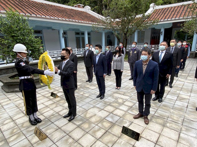 中國國民黨主席江啟臣(左2)31日前往桃園慈湖謁陵,受到2019冠狀病毒疾病(COVID-19,武漢肺炎)疫情影響,與會謁陵者排列時,每人距離相隔1公尺。