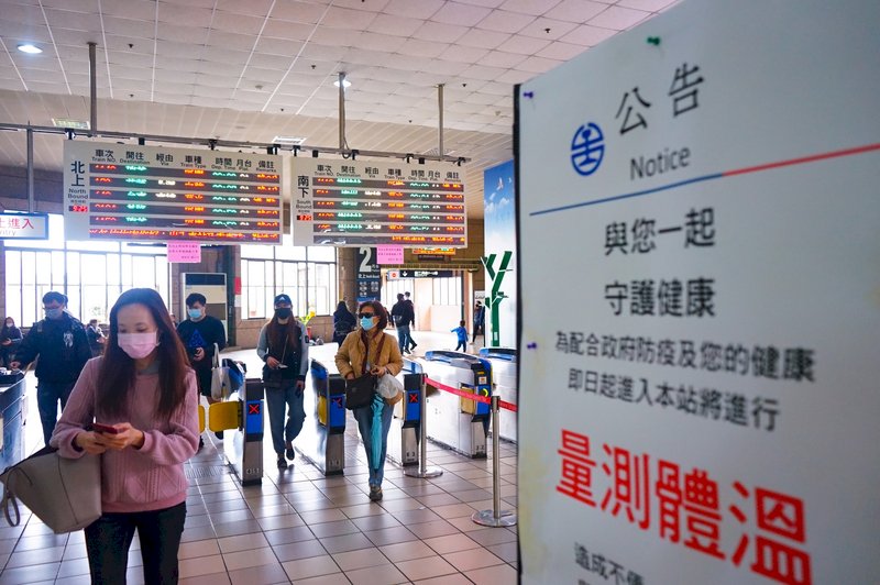 武漢肺炎疫情升溫,台鐵配合防疫工作,將於4月1日起在全台大型車站實施進站旅客量測體溫。圖為台鐵樹林站大廳設置告示牌,引導乘客依序量體溫。