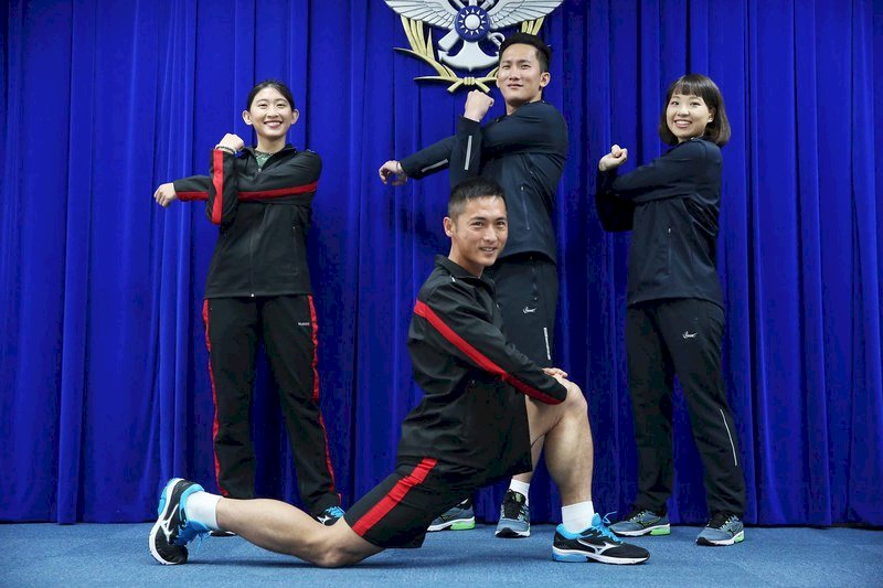 海軍服裝再升級,外套具保暖、透氣、防潑水等特性;長(短)褲採最新聚脂纖維布,運動鞋已換裝為美津濃(MIZUNO)。