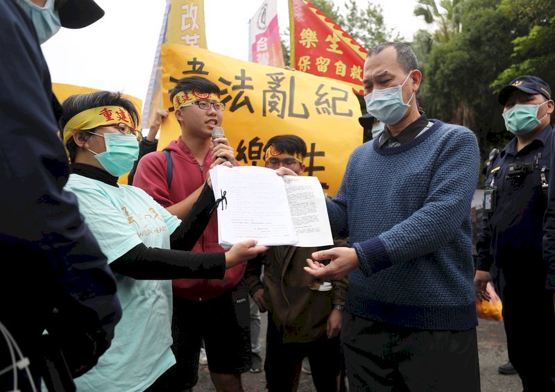 台灣人權促進會、台灣蠻野心足生態協會等公民團體31日赴行政院,抗議「國家漢生病醫療人權園區」未經環評就逕行開發施工,他們提出環評公民訴訟告知,行政機關若無作為,未來將提起環評公民訴訟。行政院交通環境資源處副處長吳政昌(右2)出面接下陳情,並表示了解民團的訴求,會馬上簽報處理。