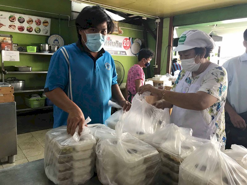 泰國疫情延燒,曼谷忠姐燒肉店每天做上千個免費便當送給醫院,老闆娘忠齋(右)希望盡一己之力回饋醫護人員。