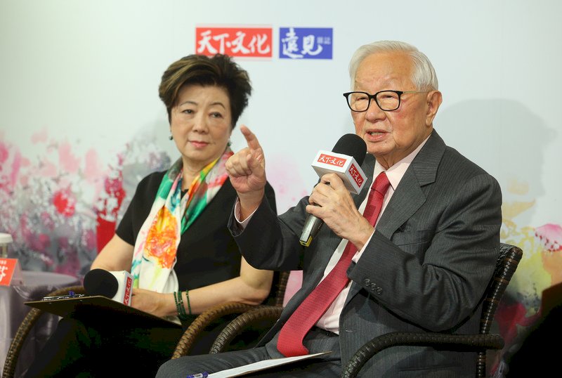 天下文化出版新書「引路:張淑芬與台積電用智慧行善的公益足跡」,31日在台北舉辦發表會,台積電創辦人張忠謀(右)與夫人、台積電慈善基金會董事長張淑芬(左)共同出席。