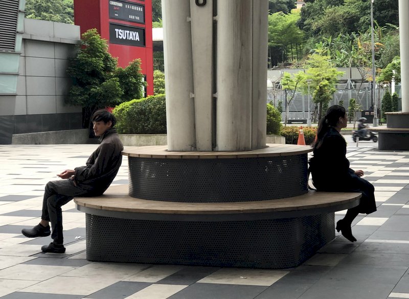 防範武漢肺炎,中央流行疫情指揮中心將發布社交距離指引,31日宣布在非特定人場所,室外的社交距離至少1公尺,希望大家自律,戴口罩、保持適當社交距離。