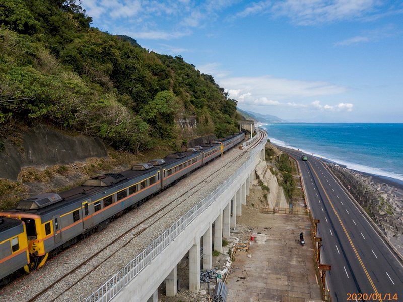 台灣環島鐵路電氣化最後一哩路,也就是台東知本至屏東枋寮間86.5公里路段,正由交通部鐵道局施工,預計109年底完工通車。(鐵道局提供)