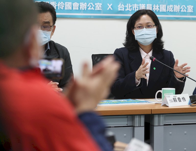 台灣民眾黨立法院黨團總召賴香伶（右）等人5日舉行記者會，呼籲政府莫忘基層勞工。