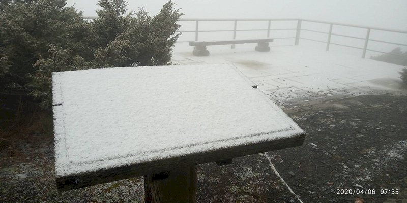 東北風吹水氣充足  玉山飄下4月雪