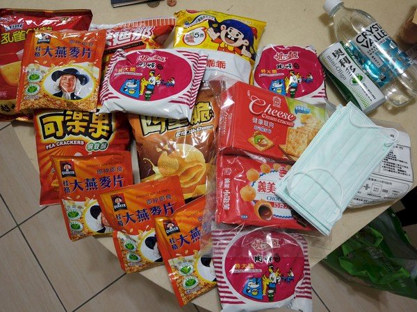 法國人在台檢疫獲得「澎湃零食山」 原來是他送的