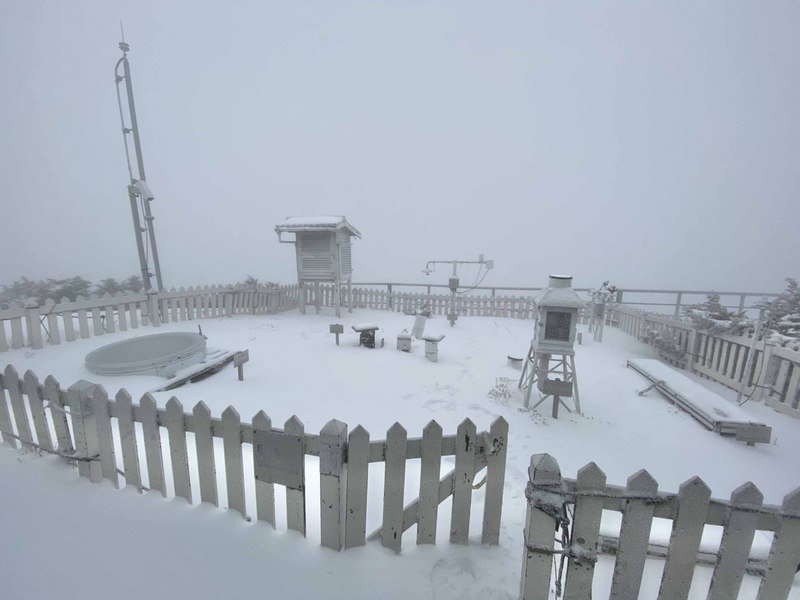 玉山積雪14.5公分 玉管處柔性勸導山友勿登頂