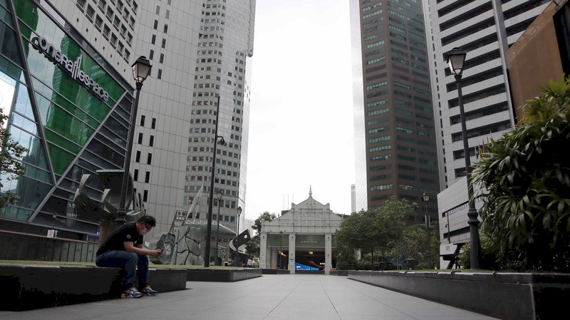 新加坡7日通過武漢肺炎暫行措施法案，另也施行嚴格的社交安全距離措施，員工改成居家辦公模式，金融商業區辦公大樓空蕩蕩。
