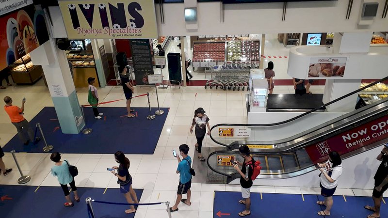 新加坡落實社交安全距離規範，超市購物需依地面安全距離標示排隊。