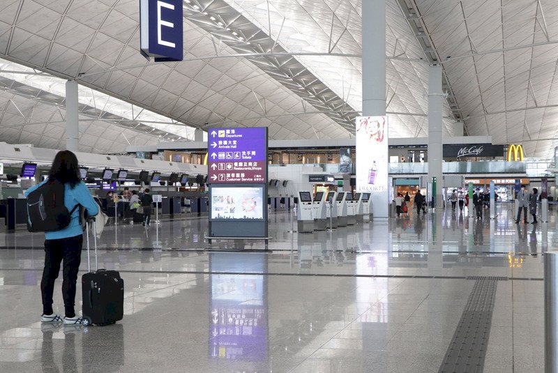 香港航空業低迷，管理機場的機場管理局高層9日公布自願減薪兩成，為期半年；圖為在武漢肺炎衝擊下，香港機場空蕩蕩。（資料圖片）中央社記者張謙香港攝　109年4月9日