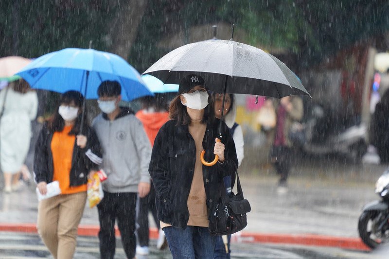 上午雨漸緩  濕涼轉乾冷  晚間留意低溫