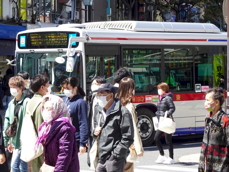 為力阻武漢肺炎疫情擴大，日本政府7日對東京、大阪等7都府縣發布緊急事態宣言，盼人員接觸能減少達7、8成。圖為街景。