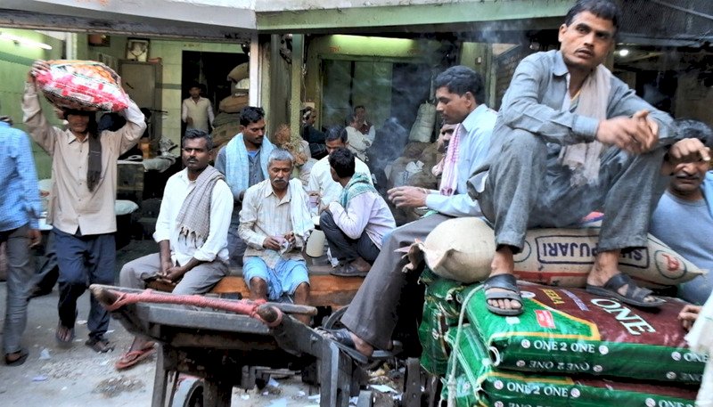 印度全國封鎖延長後，最痛苦的是從農村到都市討生活的日薪工人，他們將面對失業許久後的經濟困境。圖為德里月光市集搬運工人忙裡偷閒的資料照片。