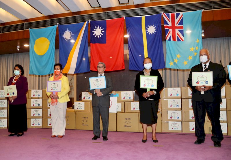 外交部15日中午在部內舉行太平洋4友邦醫療口罩捐贈儀式，由政務次長徐斯儉（中）主持，帛琉共和國駐台大使歐克麗（Dilmei L．Olkeriil）（左2）、馬紹爾群島共和國駐台大使艾芮瓊（Neijon Rema Edwards）（左）、諾魯共和國駐台大使凱法斯（Jarden Kephas）（右）及吐瓦魯駐台大使涂莉梅（Limasene Teatu）（右2）出席。
