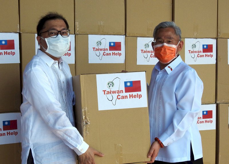 台灣捐贈菲國的30萬片醫療級口罩15日抵達馬尼拉，馬尼拉經濟文化辦事處（MECO）副主席留文克（GilbertoLauengco）（左）與中華民國駐菲代表徐佩勇（右）合影。