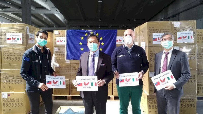 駐義大利代表李新穎（左2）與義國民防部官員舉行捐贈儀式，感謝台灣捐贈50萬個口罩。（駐義代表處提供）