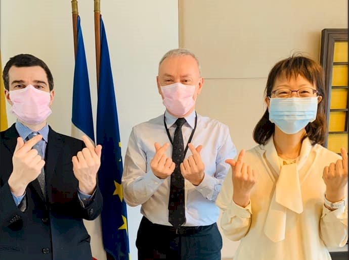 我挺粉紅色口罩！法國官員有話對台灣小朋友說