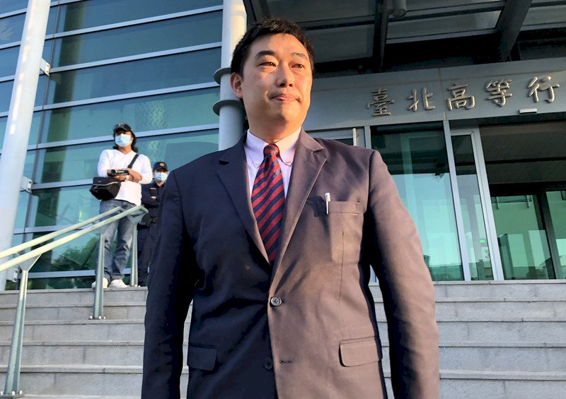 高雄市長韓國瑜認為罷韓案偷跑，聲請中選會停止執行罷免案，法院16日開庭，韓國瑜委任律師葉慶元（前）庭外受訪。