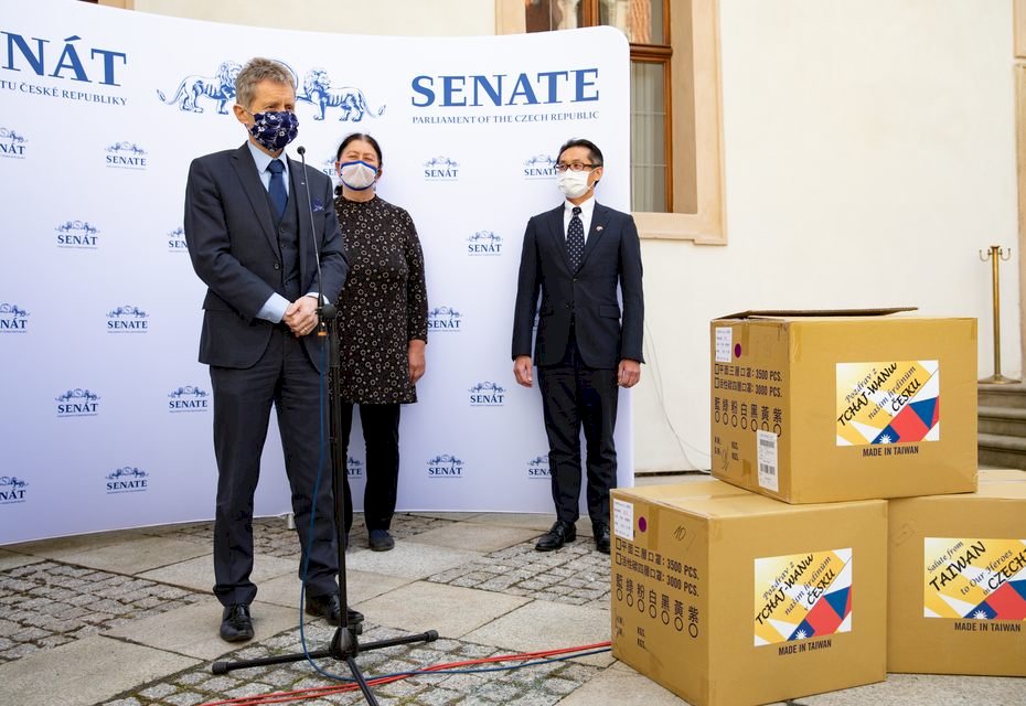 捷克參議院15日舉行台灣口罩的捐贈儀式。 (圖:捷克參議院推特)