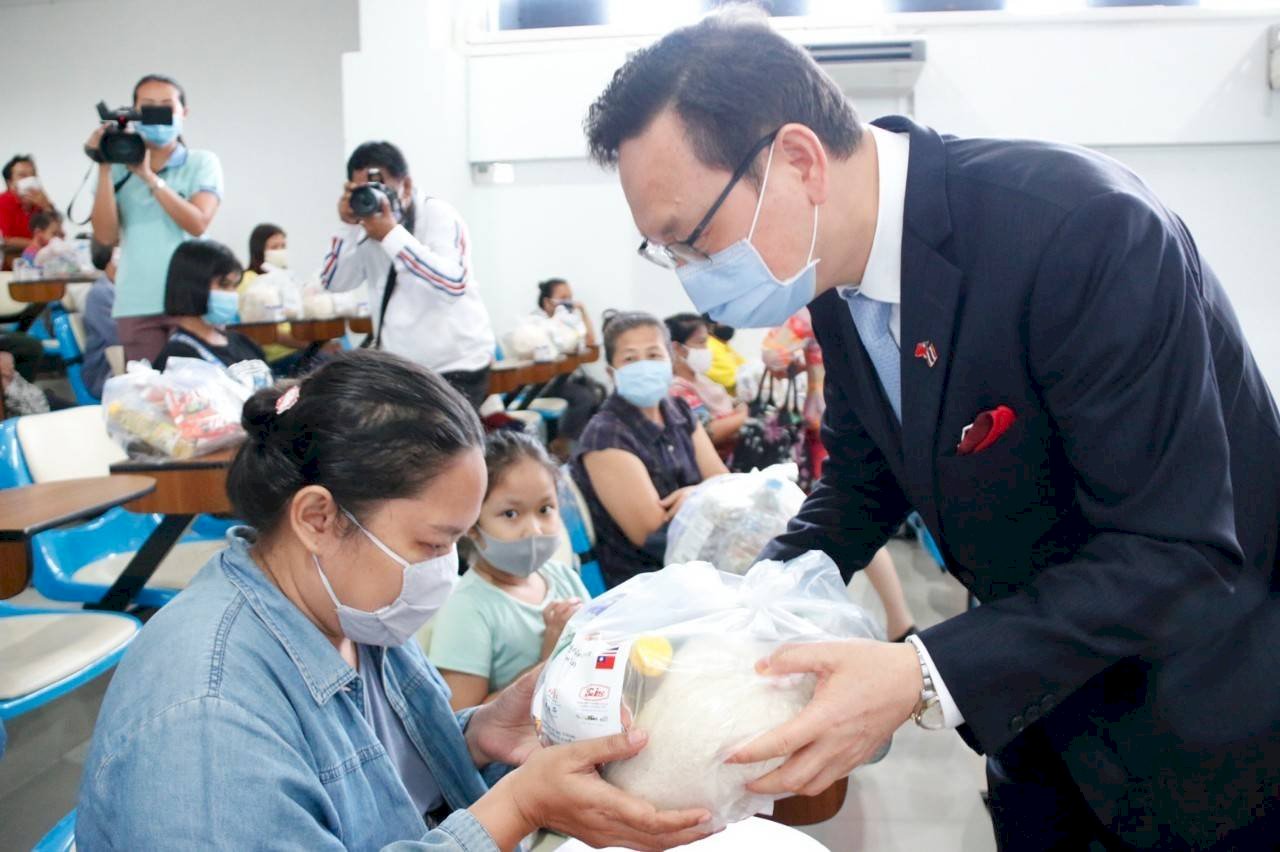 泰國台僑胞捐贈防疫物資 助北欖府共同抗疫