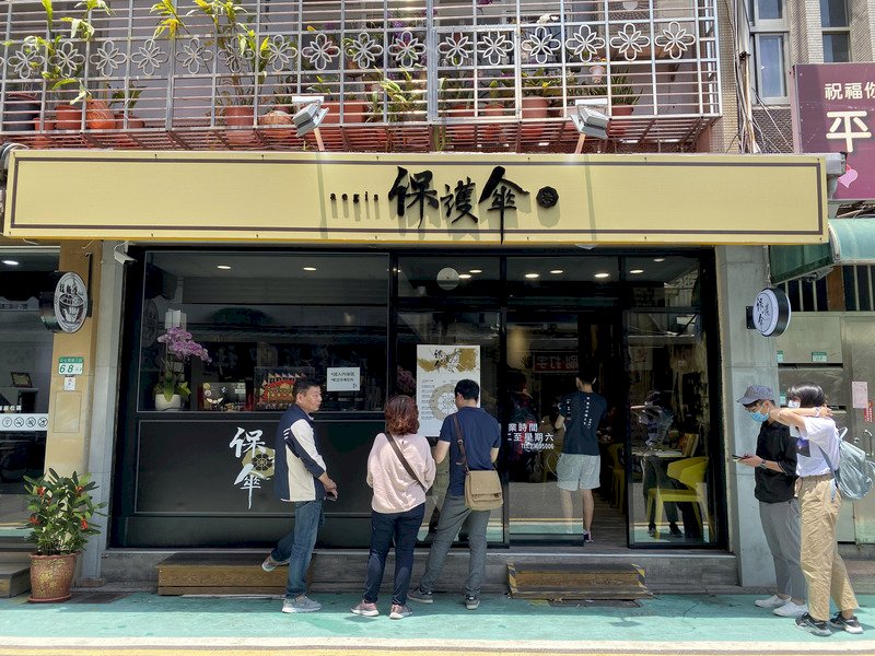 保護傘餐廳遭潑穢物 警方:鎖定特定犯嫌影像追緝