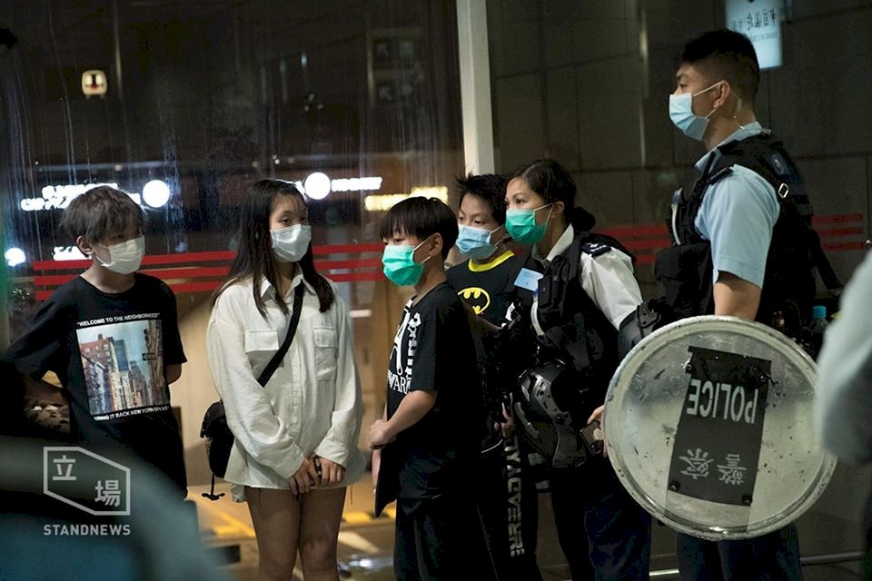 港警再度打壓和平集會 至少六人被開罰單(影)