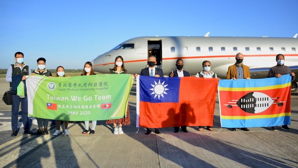北醫組防疫醫護專家團赴友邦 展現Taiwan is helping暖實力