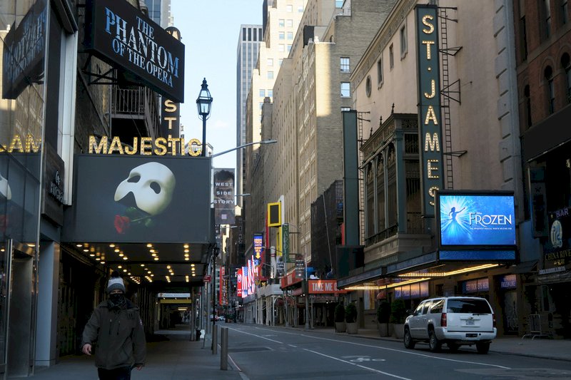 紐約百老匯劇院3月12日起配合州政府命令熄燈，在新型冠狀病毒威脅未除的情況下，41座劇院何時恢復營業，讓周邊街道重現熱鬧景象，仍是未知數。