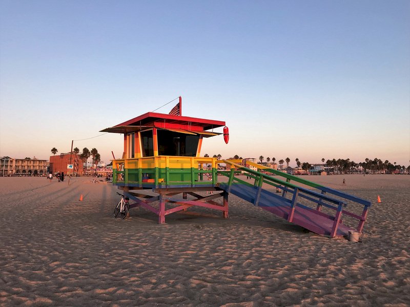 美國加州洛杉磯郡將在13日開放境內的海灘，在保持距離、陸上戴口罩的情況下，供人游泳、衝浪與跑步與散步。