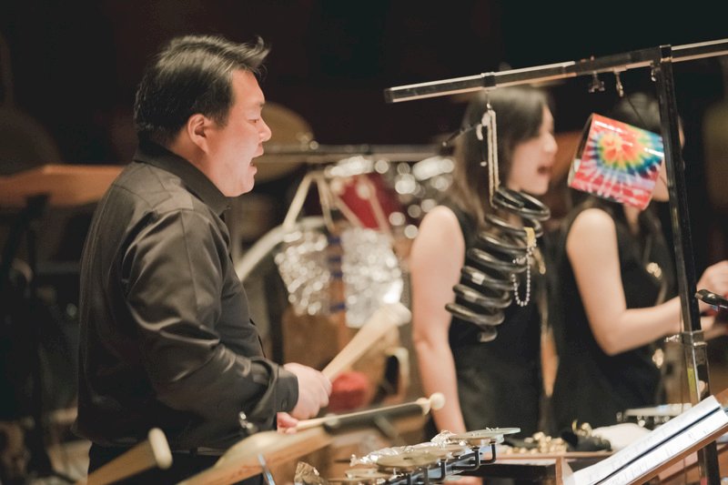台北市立國樂團與朱宗慶打擊樂團16日將在台北國家音樂廳以網路直播方式舉辦「聲東擊西」音樂會，讓全球樂迷欣賞到多首融合傳統與現代的擊樂作品。（台北市立國樂團提供）