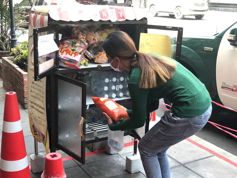 武漢肺炎疫情影響許多人生計，善心人士在曼谷路邊設置食物分享櫃，常有不少民眾默默捐贈食物後離去。