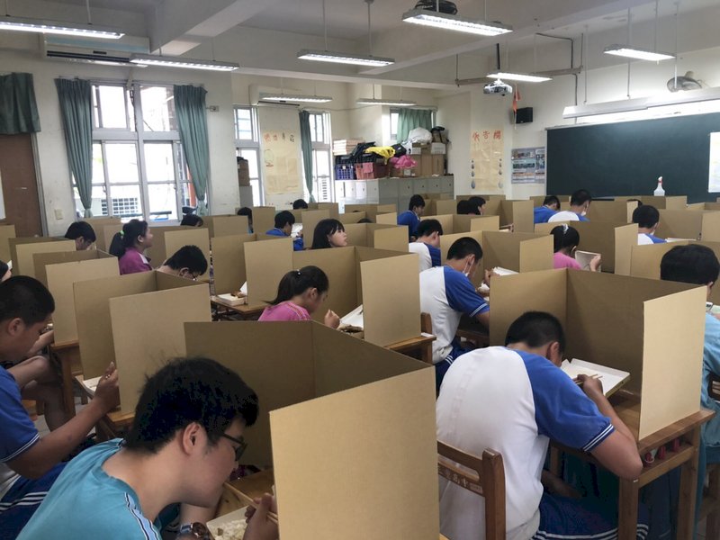 高中以下學校用餐免隔板 山海戶外教學免戴口罩