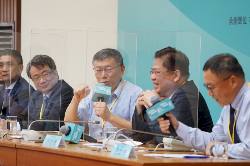 身兼台灣民眾黨主席的台北市長柯文哲（中）22日到立法院，出席「共融經濟幸福永續—後疫情時代經濟」論壇，以「疫後新經濟政策」為題和現場來賓交流。