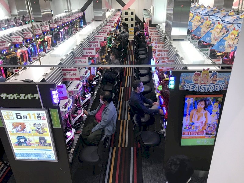 東京都政府22日公布，如果解除緊急事態宣言後，不同業者分3階段鬆綁歇業請求。從階段1至3，柏青哥店被列為第3階段。圖為東京柏青哥店。