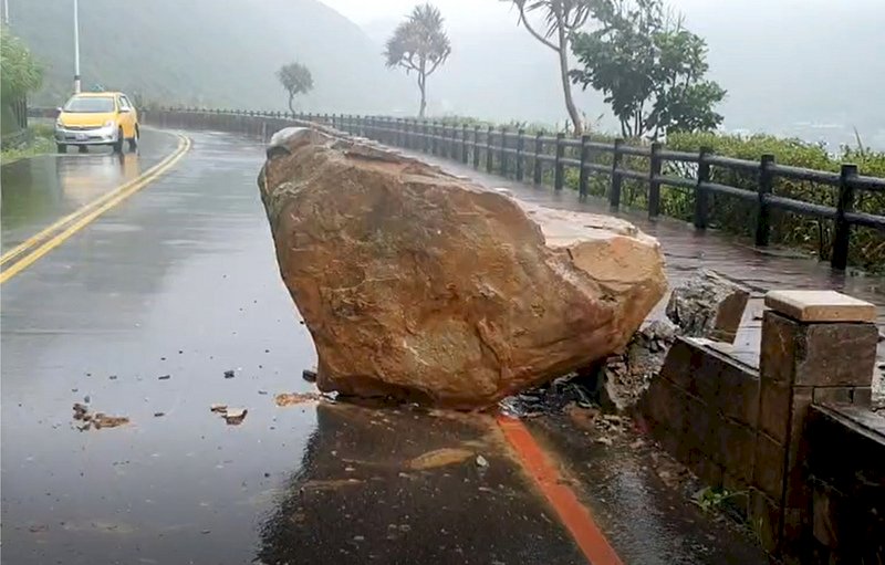 基隆市外木山湖海路二段2.7公里處23日清晨發生上邊坡巨石崩落,一度影響交通,經市府工務處派員以怪手將巨石敲碎後,已於上午約8時20分清除,恢復通行。(讀者提供)