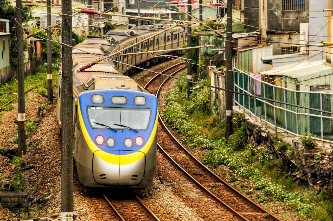 路樹倒塌 台鐵深澳支線中斷