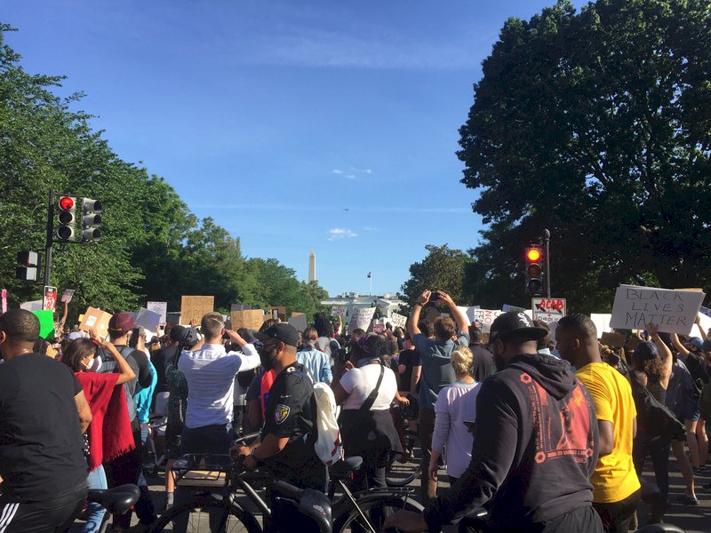 華府群眾連續第4天集結在白宮外抗議。為了避免抗爭規模擴大，華府特區市長鮑賽1日再次祭出宵禁，實施期間為1日晚間7時至2日早上6時。